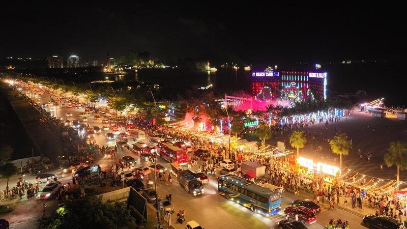 Kh&aacute;m ph&aacute; nhịp sống bản địa tại chợ đ&ecirc;m Hạ Long